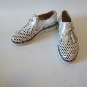 THE SHOE BOX METALLIC SILVER LEATHER SHOES 6*